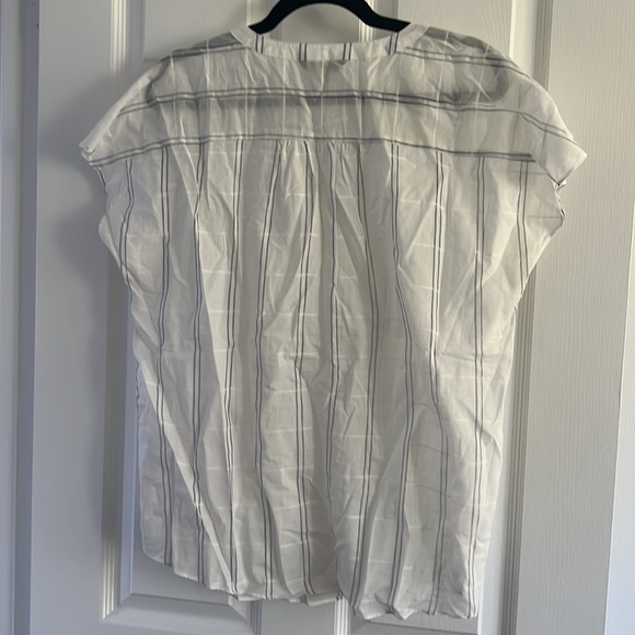 Light weight breezy top! - Picture 2 of 2